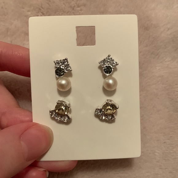 MOVING SALE STUD EARRINGS - Picture 1 of 3